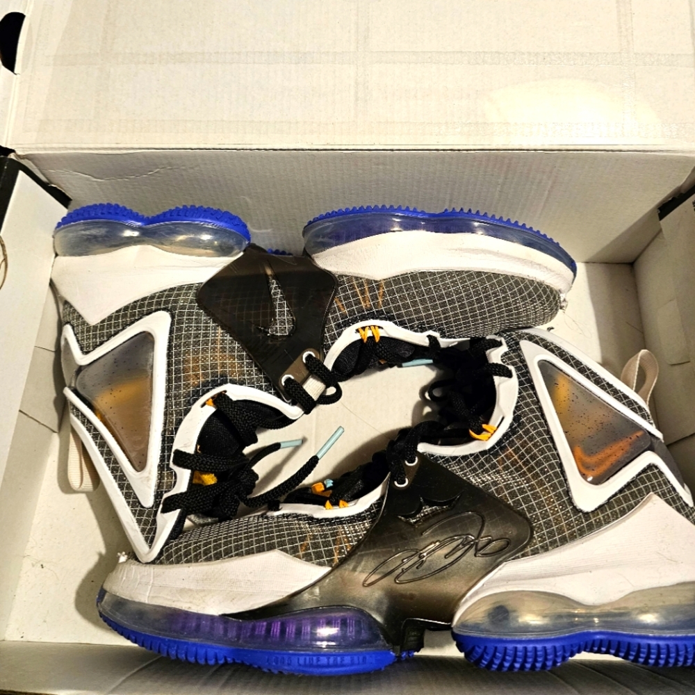 LeBron 19